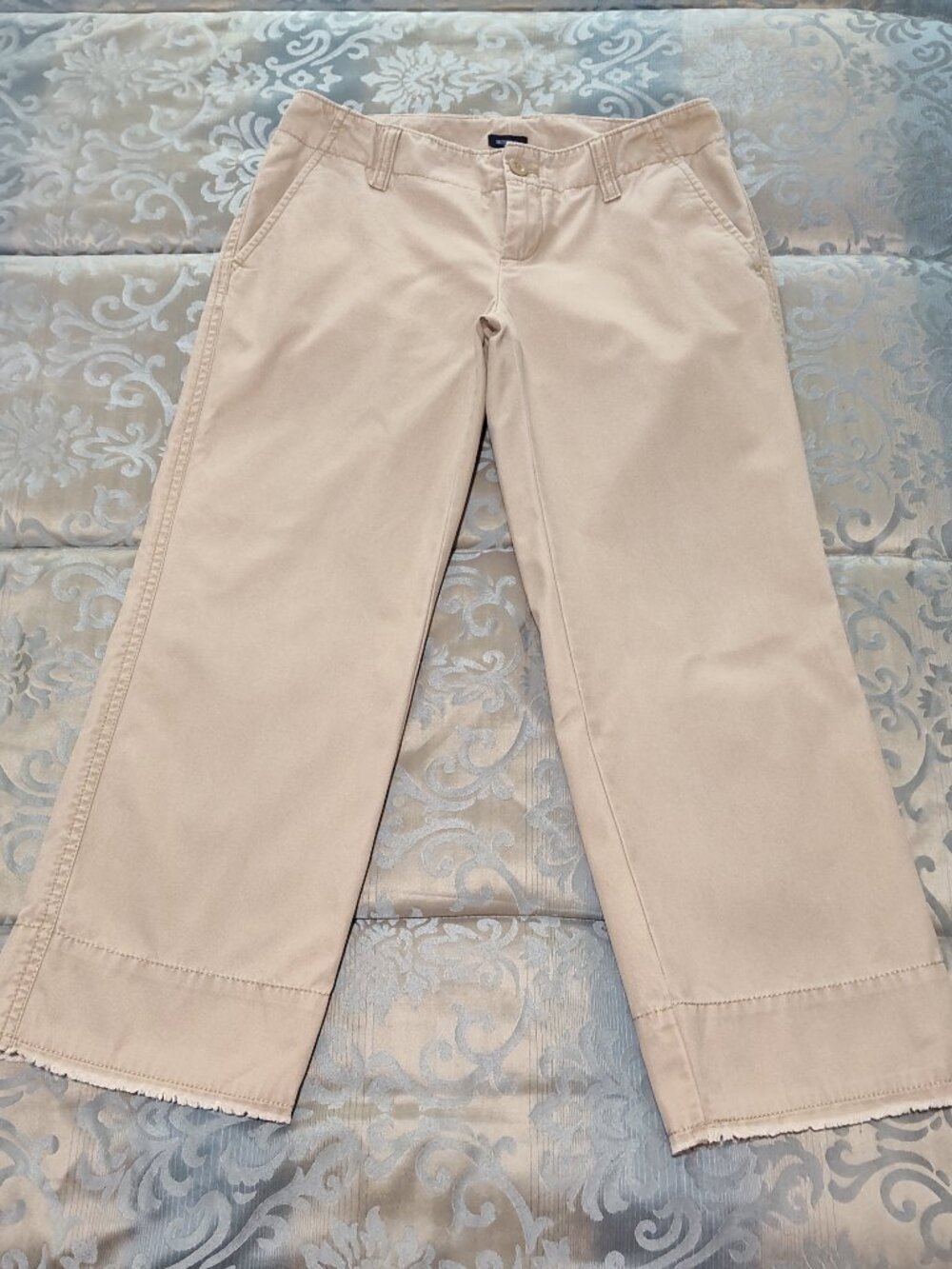 Gap The Original khaki cropped pants, Good used condition, size 4 regular